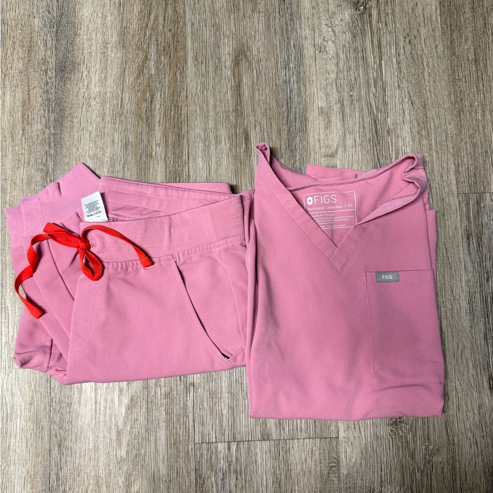 Figs Rose Scrub Top